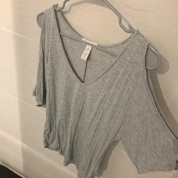 ‼️SOLD‼️ Ambiance Apparel light grey cold shoulder top - Picture 3 of 8